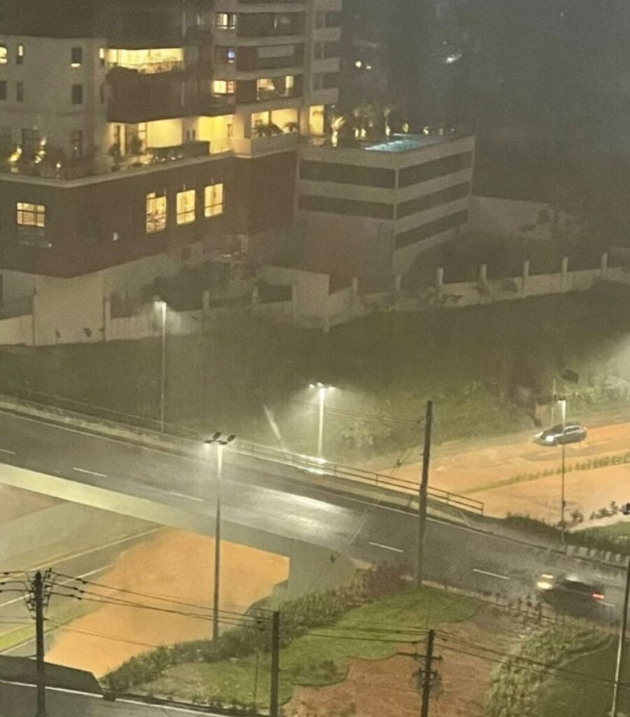 Chuva volta a castigar a região, causando pontos de alagamentos em Barueri, Jandira e Santana de Parnaíba