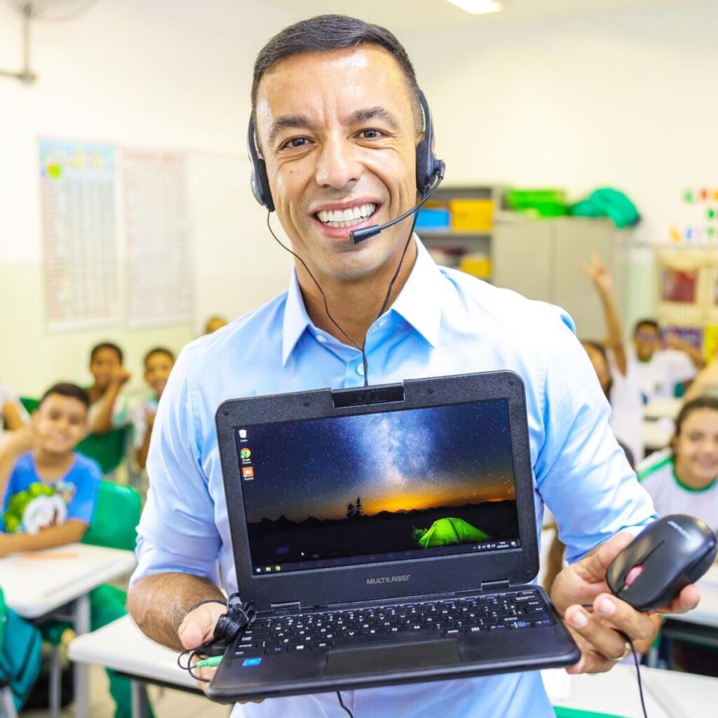 Osasco: prefeito Rogério Lins inicia distribuição de computadores para alunos da rede municipal