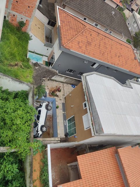 Carro despenca de barranco e cai dentro de piscina em condomínio em Cotia