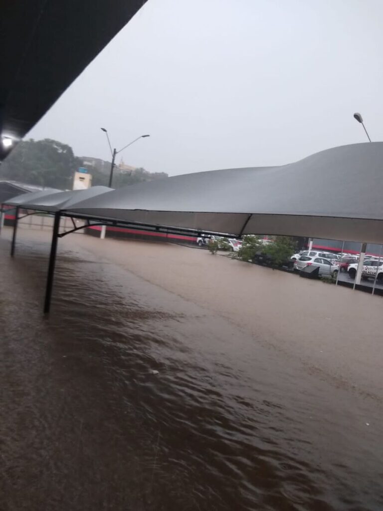 TEMPORAL: grande volume de água invade 33º Batalhão da PM de Carapicuíba; veja as imagens
