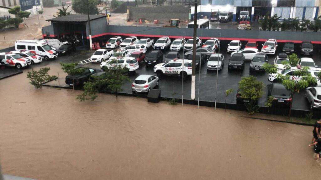 TEMPORAL: grande volume de água invade 33º Batalhão da PM de Carapicuíba; veja as imagens