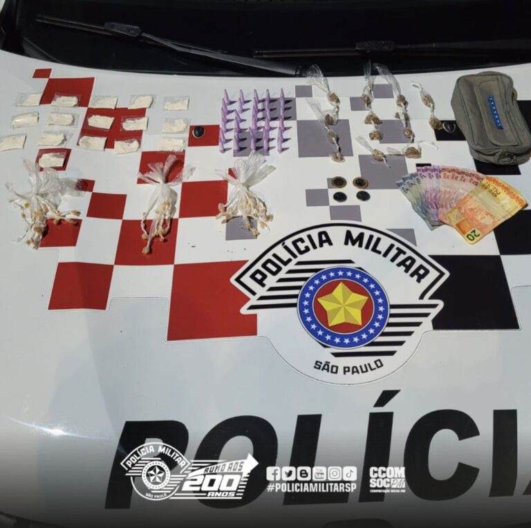Em Cotia, PM prende homem em flagrante comercializando drogas em campo de futebol