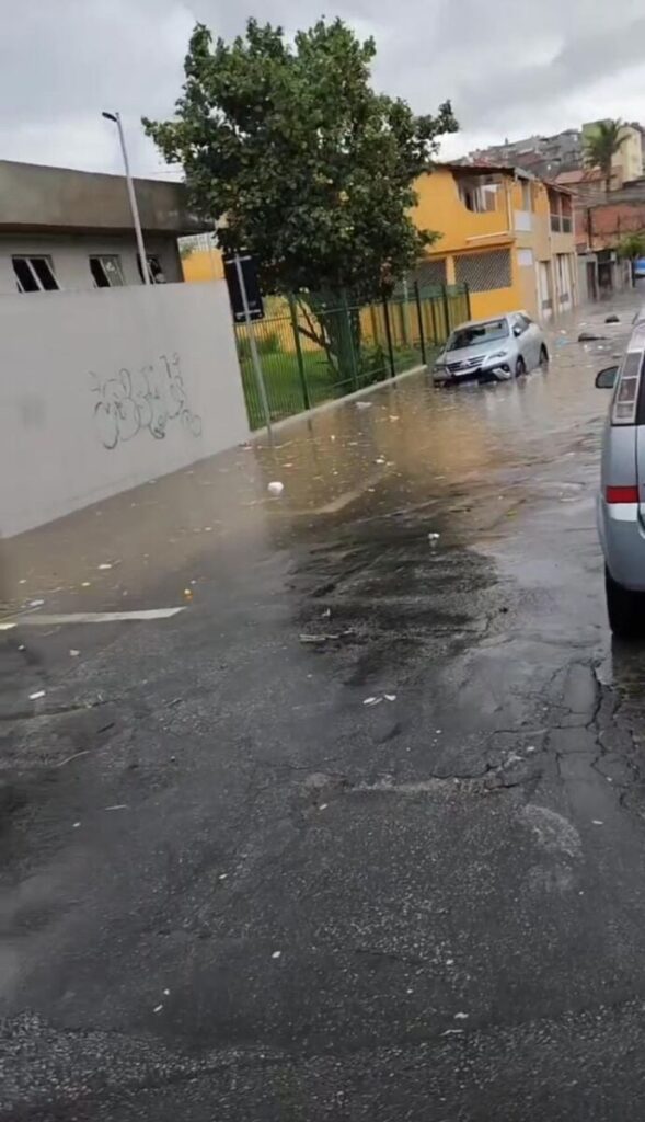 Pancadas de chuva castigam Barueri, Carapicuíba, Osasco e região, com pontos de alagamento