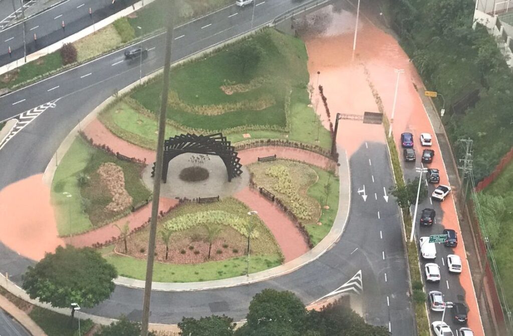 Chuva forte castiga Barueri, Osasco, Carapicuíba e região com pontos de alagamentos