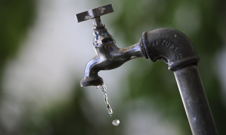 Em Carapicuíba, Sabesp realiza manutenção em rede distribuição de água