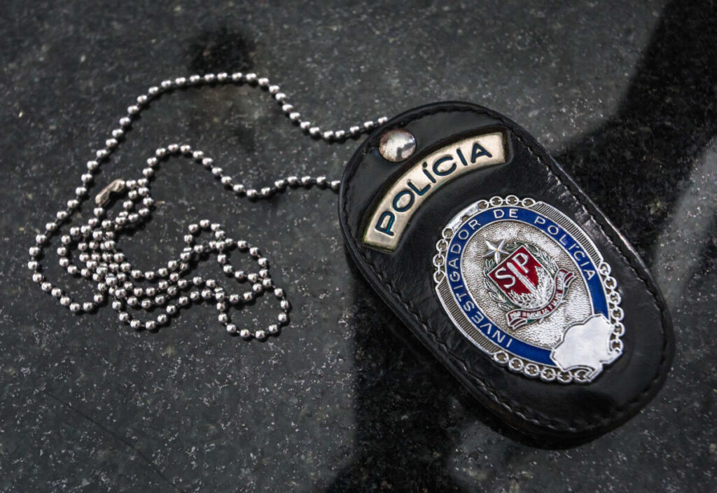 Agentes da Polícia Civil de Osasco identificam local de armazenamento de drogas do PCC