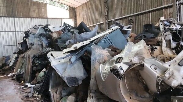 São Roque: PM deflagra desmanche de carros. Local abrigava peças de, no mínimo, 50 veículos