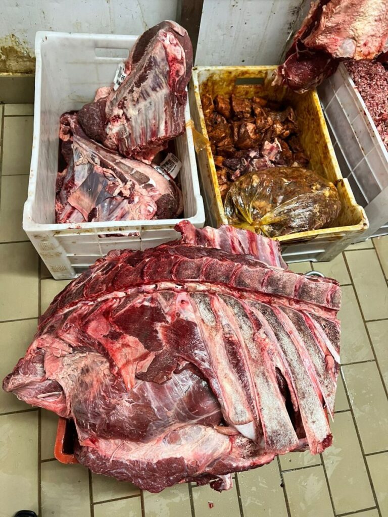 Polícia Civil de Osasco interdita açougue acusado de vender carnes e alimentos irregulares