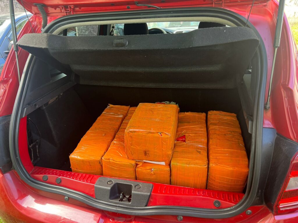 GOE de Osasco prende dois homens com 142 tijolos de maconha em Barueri