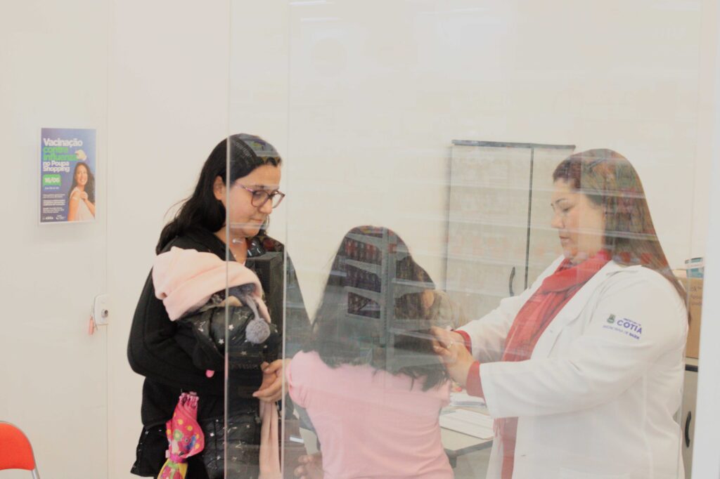 Em parceria com shoppings, Cotia amplia ações de vacinação contra a gripe na população