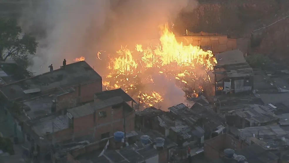 Tragédia: incêndio destrói casas que ficam em comunidade do Jardim Santa Maria, em Osasco