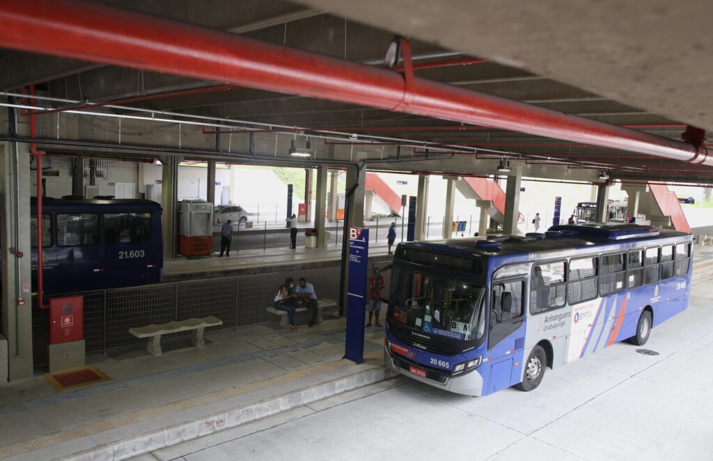 Ônibus da EMTU passa a aceitar cartões de crédito ou débito