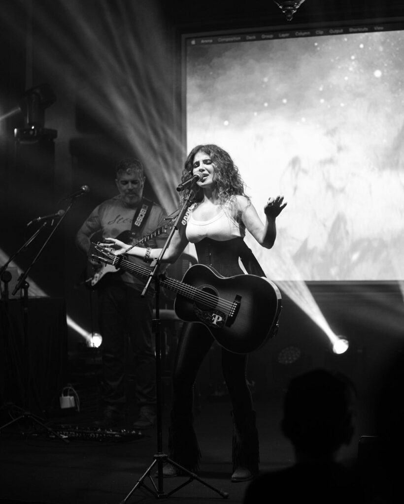 Show: Paula Fernandes sobe ao palco do Arraiá de Barueri