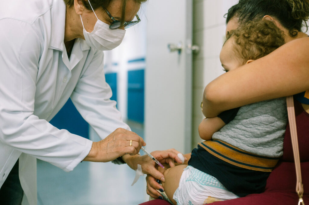 Saúde: Cotia intensifica vacinação de professores e profissionais da educação contra a meningite