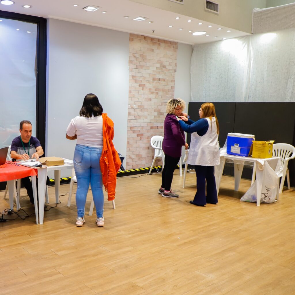 Vacinação contra gripe e covid acontece no Osasco Plaza