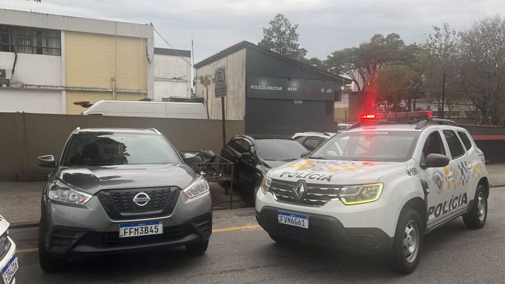 Em vistoria no interior do veículo, foi encontraram um pedaço de tijolo (Divulgação/PMESP)