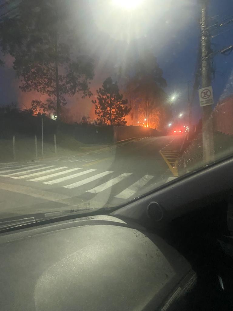 Santana de Parnaíba: Incêndio atinge área desmatada próxima ao Tamboré 4
