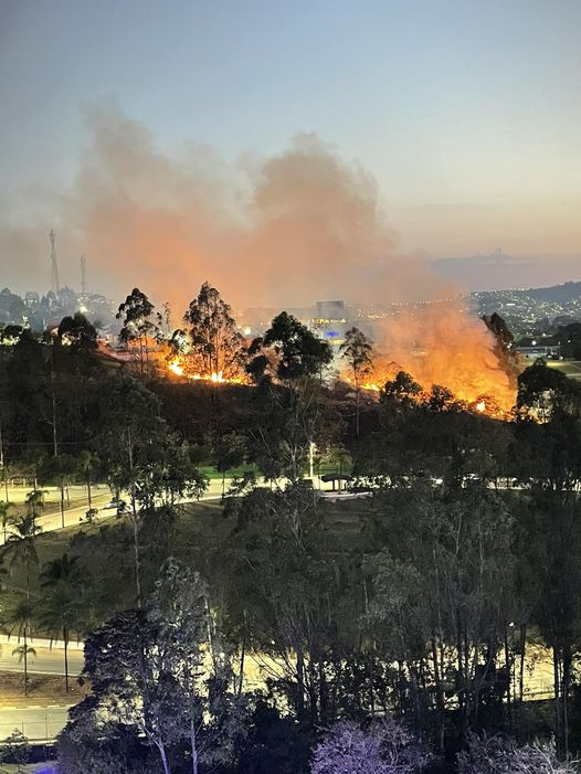 Santana de Parnaíba: Incêndio atinge área desmatada próxima ao Tamboré 4