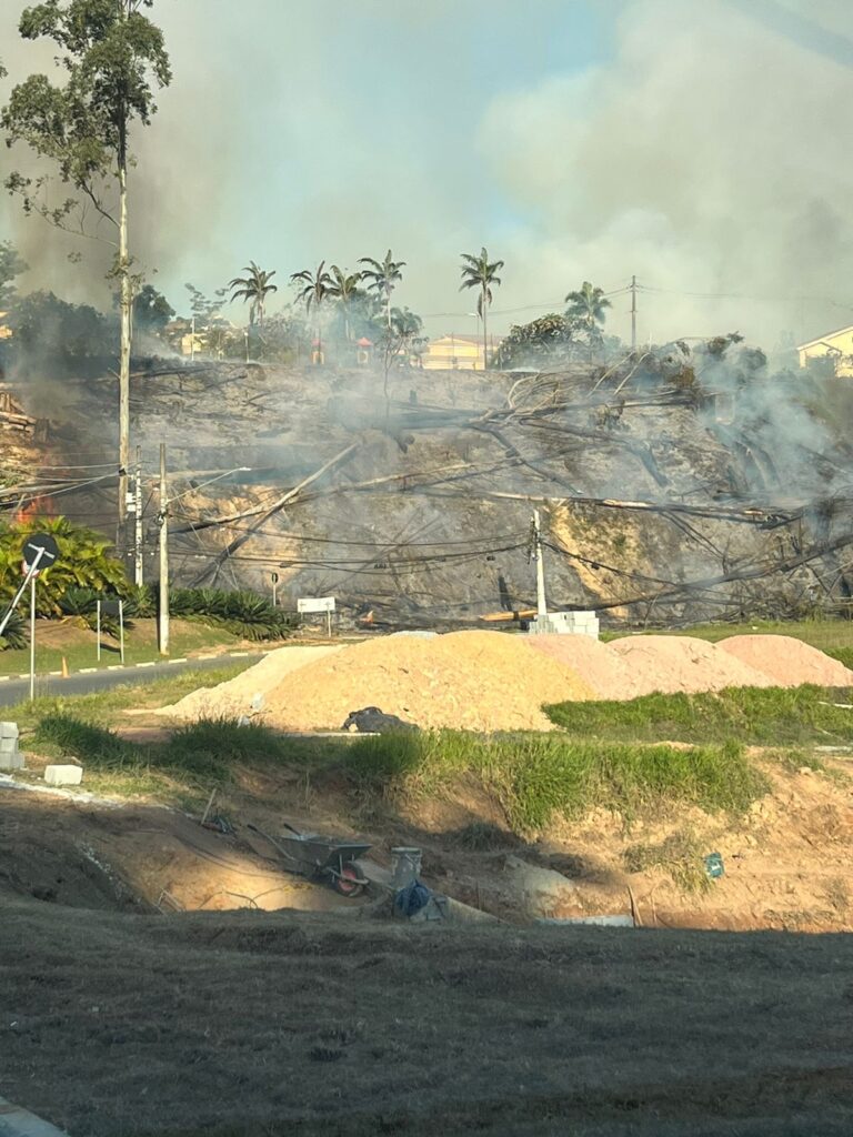 Santana de Parnaíba: corte de árvores causa incêndio na região do Tamboré 6
