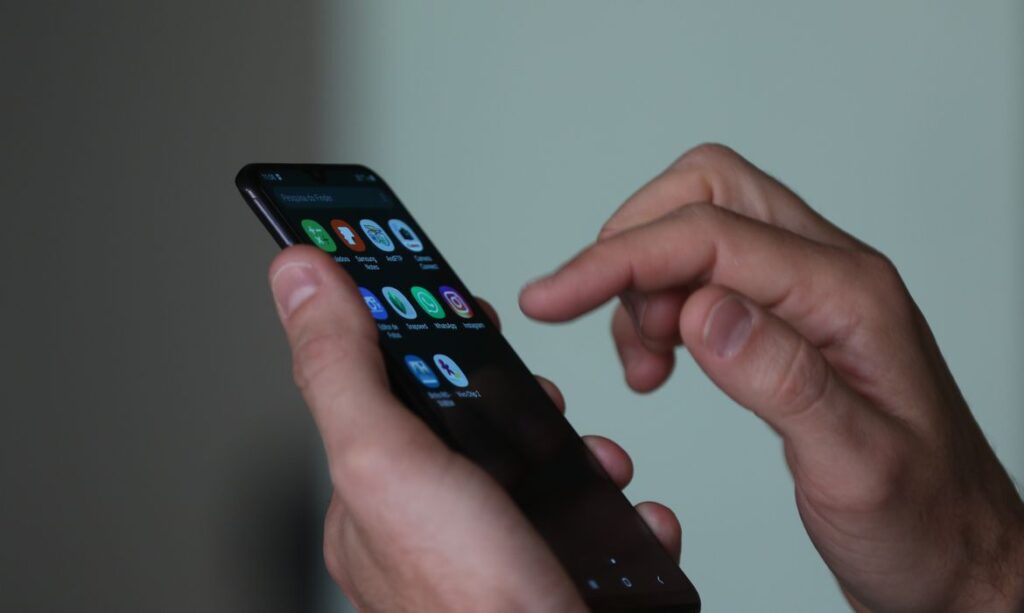 Para ter acesso ao 5G, os moradores cidades não precisam trocar de chip (Tânia Rego/Agência Brasil)
