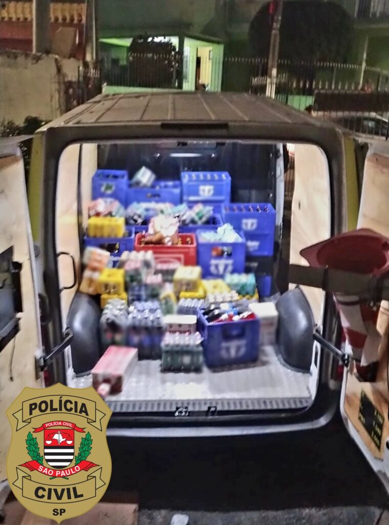 Bebidas estavam escondidas em lava-rápido (Divulgação/Polícia Civil de SP)