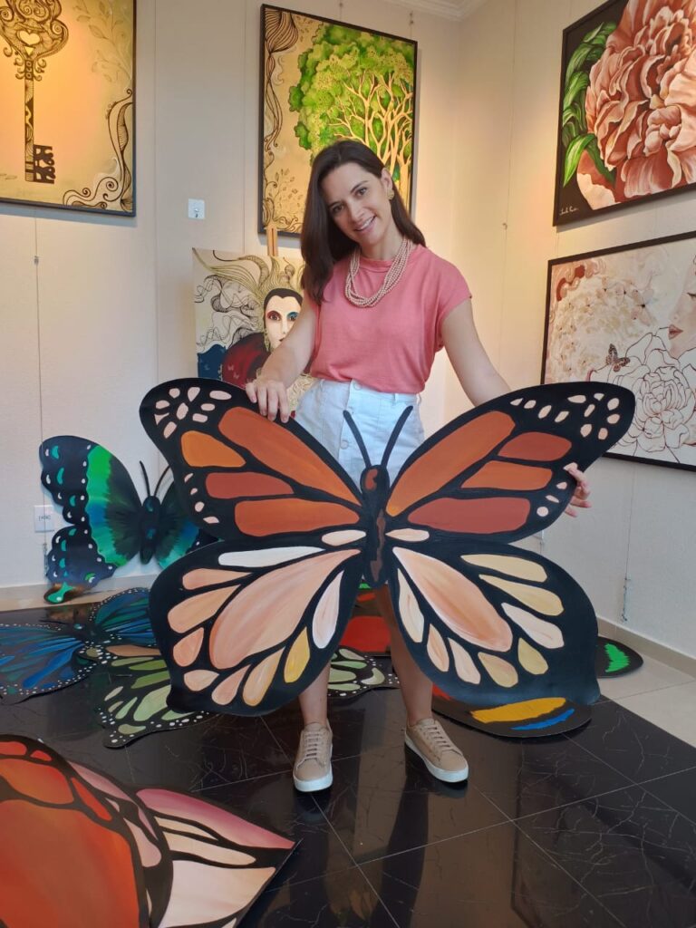 Borboletas invadem o Alpha Square Mall, em Alphaville