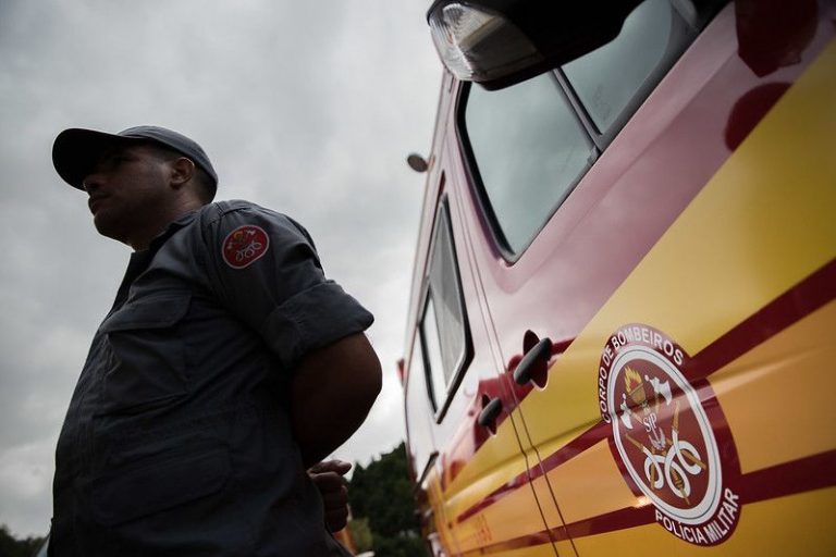 Incêndio toma conta de galpão na avenida Tamboré, em Barueri