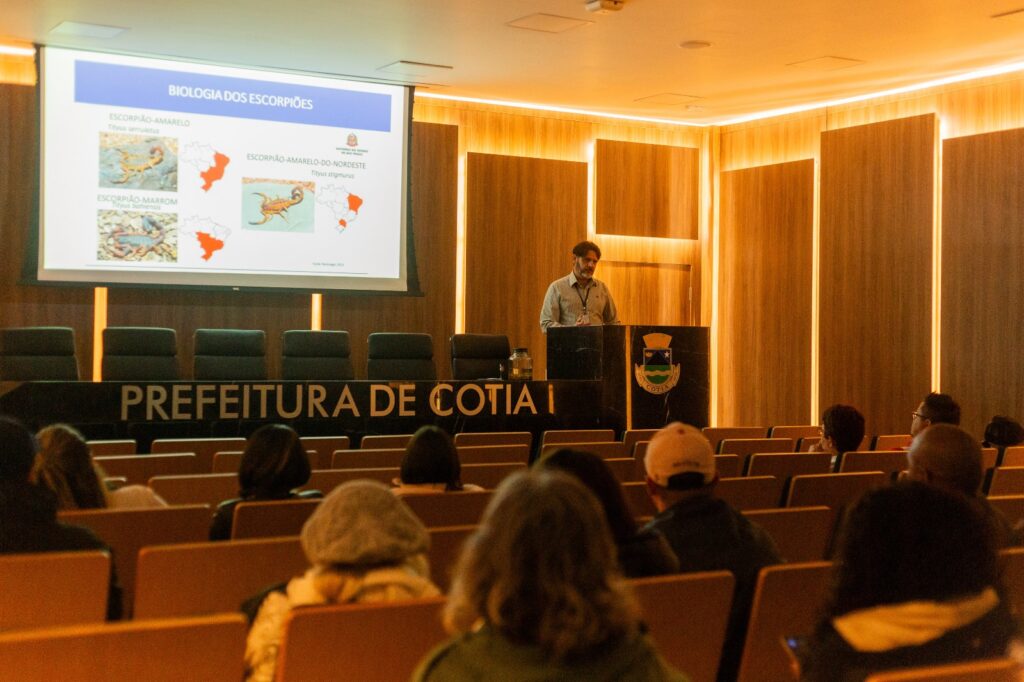 Cotia orienta agentes como evitar acidentes com escorpiões