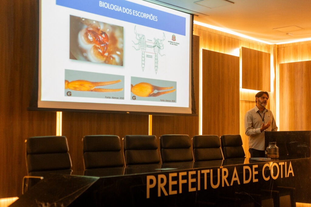Cotia orienta agentes como evitar acidentes com escorpiões