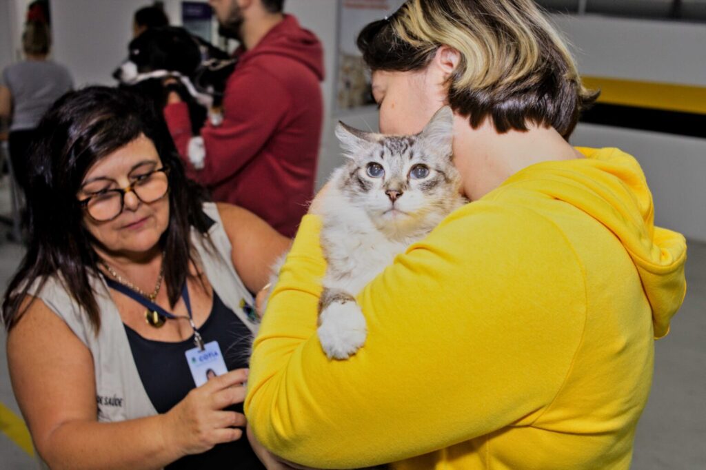 Em Cotia, Zoonoses realiza vacinação antirrábica de cães e gatos