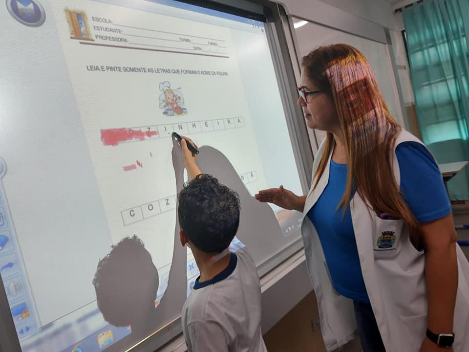 Vereador volta a pedir lousas e mesas digitais em Jandira