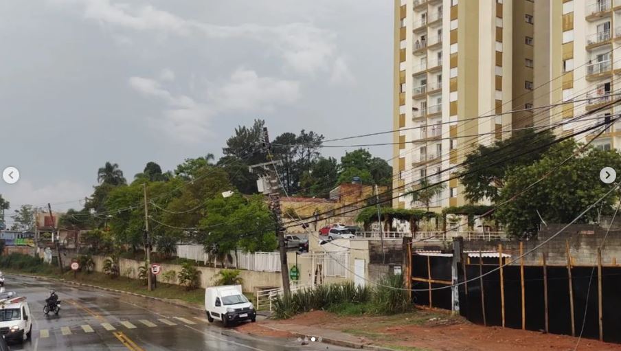 Forte chuva causa queda de árvore entre Barueri e Jandira