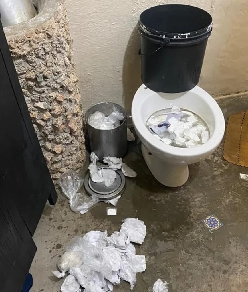 As imagens registradas no momento da ação mostram o que seriam porções de cocaína no caso sanitário (Polícia Civil/Divulgação)
