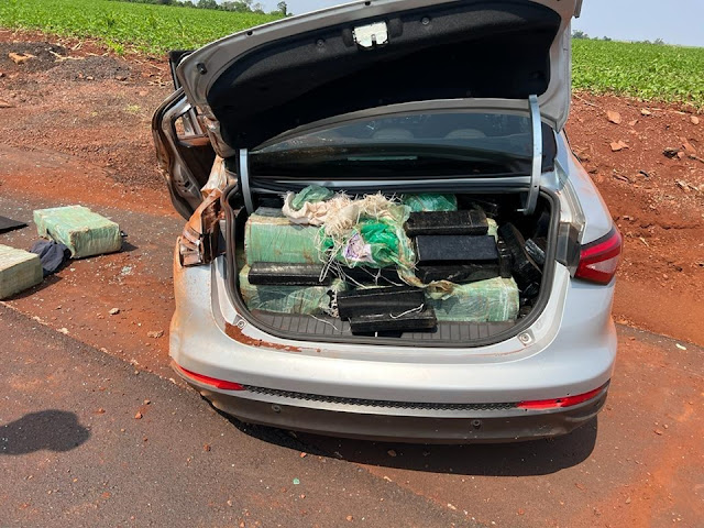 Carro furtado em Cotia é apreendido com quase 400 quilos de maconha, no Paraná
