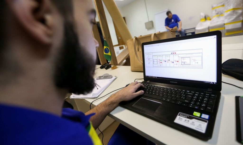 Estudantes buscam cursos técnicos para entrar no mercado de trabalho