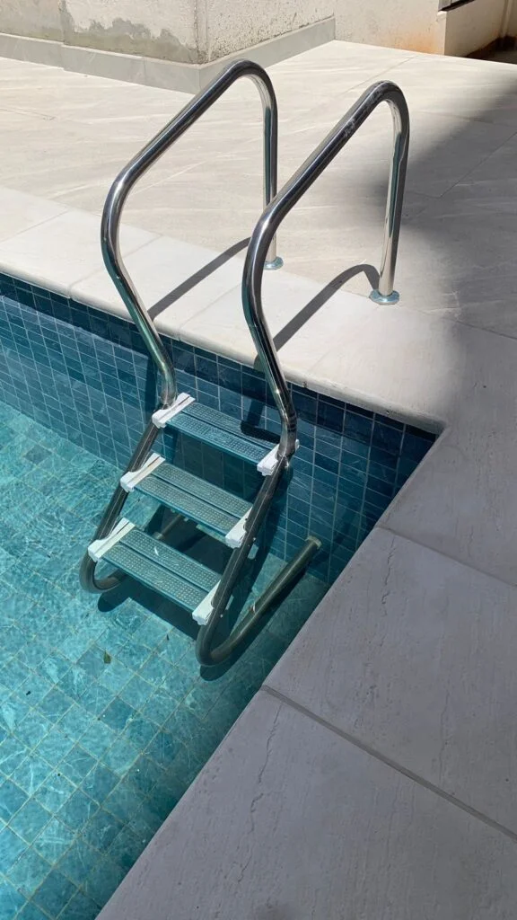 Piscinas com prainha, spa e piso atérmico vieram para ficar
