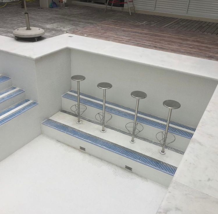 Piscinas com prainha, spa e piso atérmico vieram para ficar