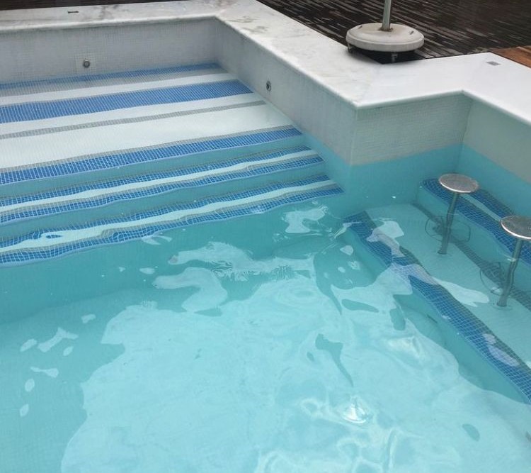 Piscinas com prainha, spa e piso atérmico vieram para ficar