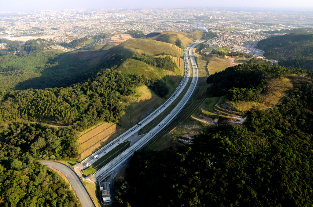 Barueri: carreta espalha 38 toneladas de soja no Rodoanel