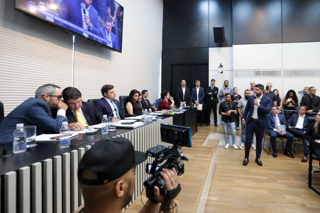 Prefeitos de Cajamar e Carapicuíba participam de reunião da CPI da Enel na Alesp