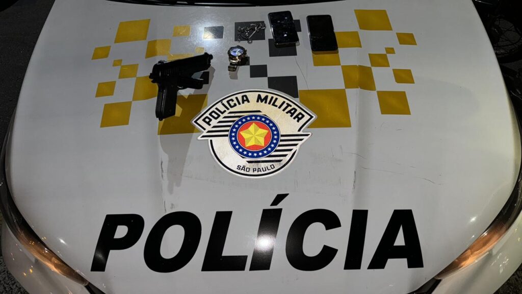 Jandira: PM prende dupla com arma falsa e moto adulterada