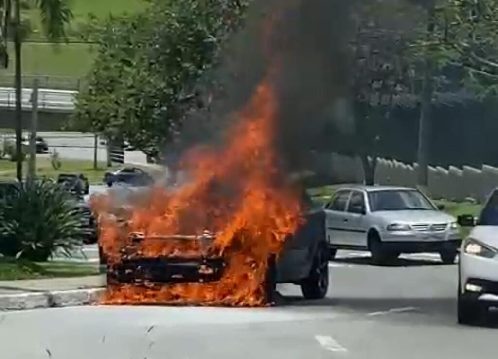 Alphaville: carro de luxo fica destruído após incêndio