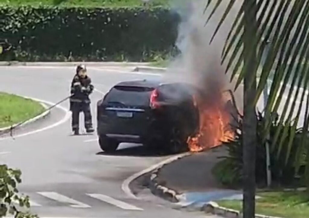 Alphaville: carro de luxo fica destruído após incêndio