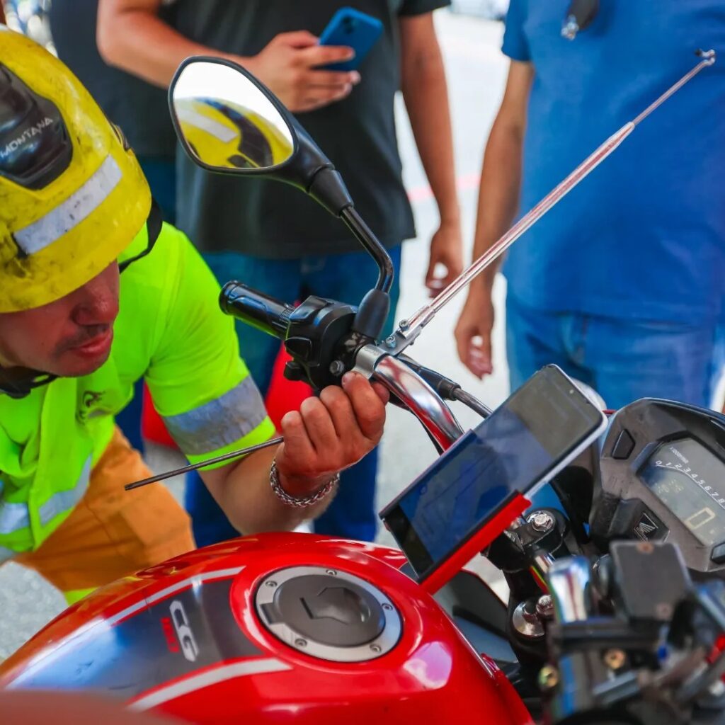 Osasco: motociclistas recebem antenas antilinhas