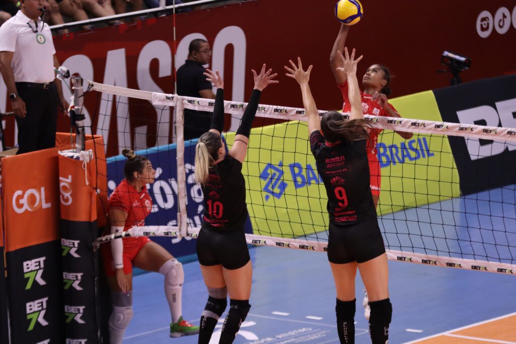 Superliga Bet7k: Osasco vence o Bluvôlei por 3 sets a 1