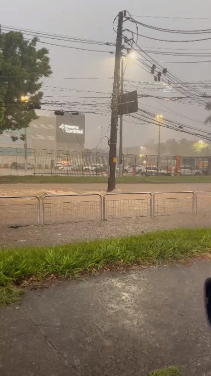 Chuva forte em Barueri causa transtornos e alagamentos