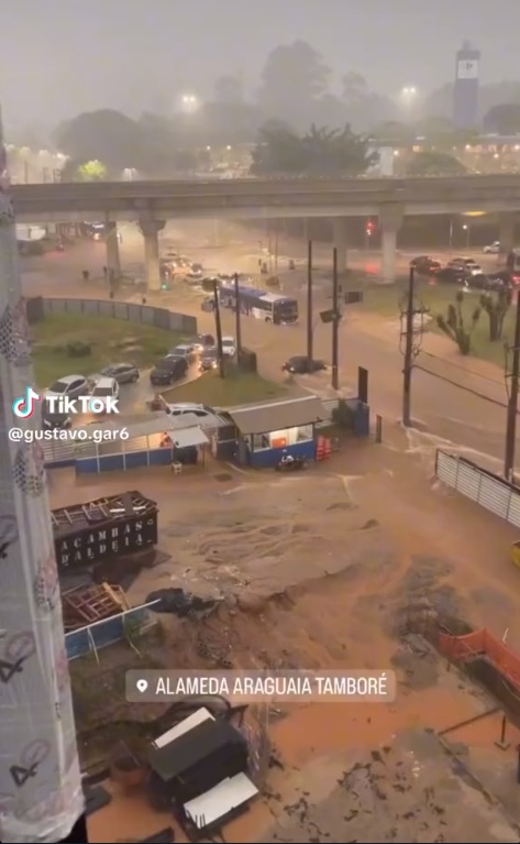 Chuva forte em Barueri causa transtornos e alagamentos