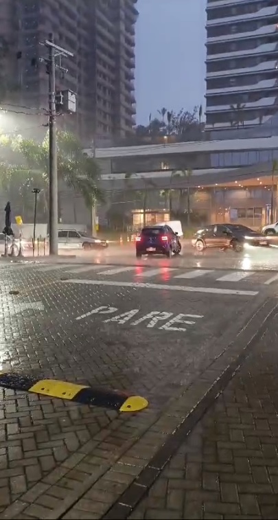 Chuva forte em Barueri causa transtornos e alagamentos