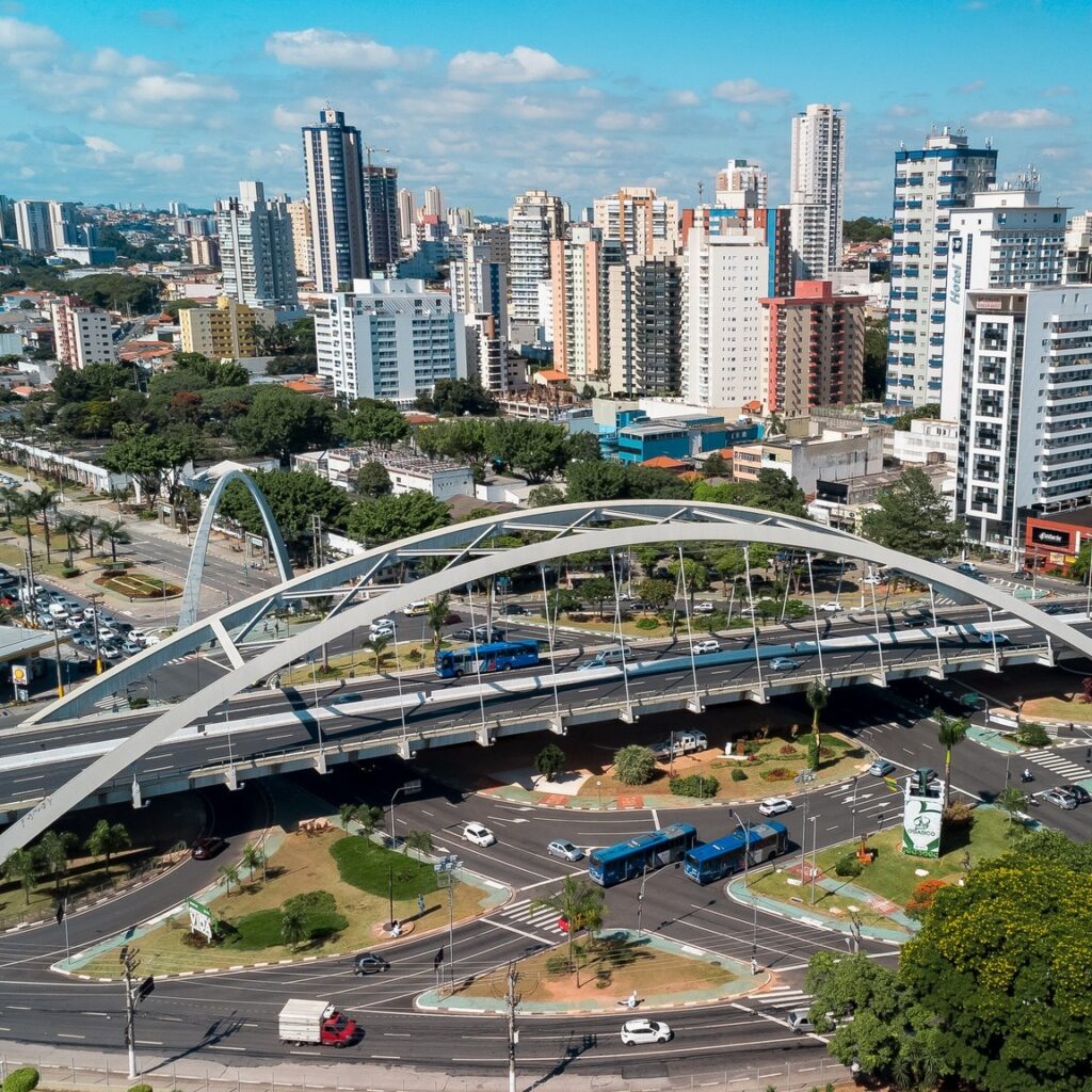 Osasco: batida entre moto e carro deixa homem ferido