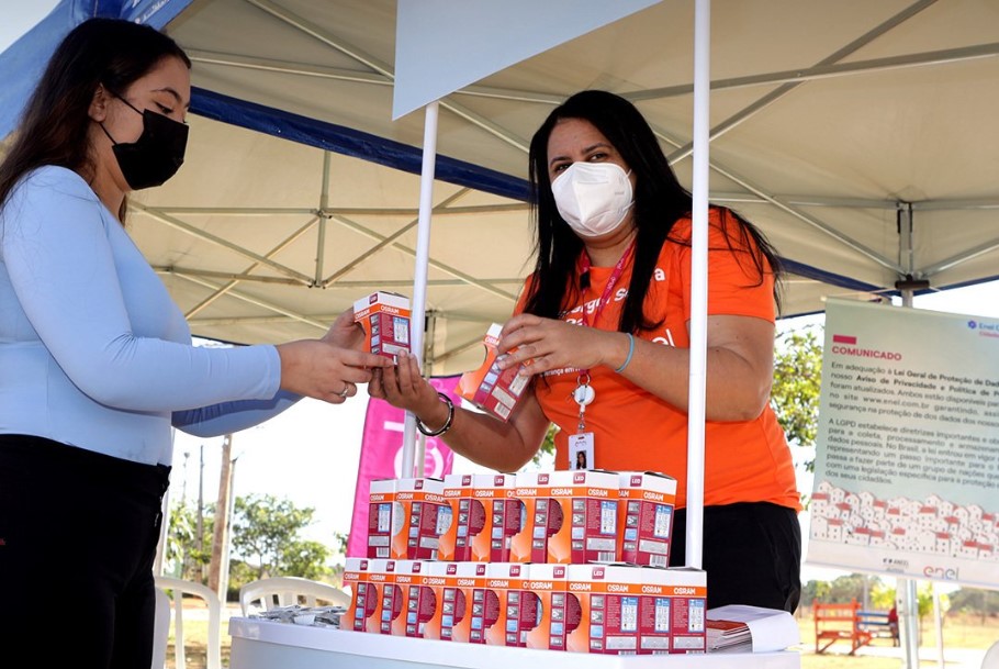 Em Osasco, Enel realiza a troca de geladeiras e lâmpadas